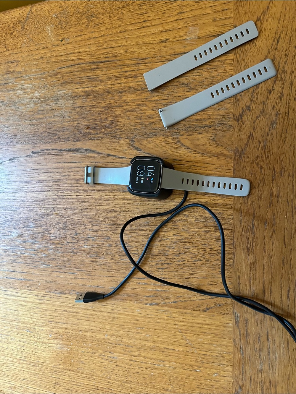 Fitbit versa Light Gray Smartwatch with Interchangeable Straps